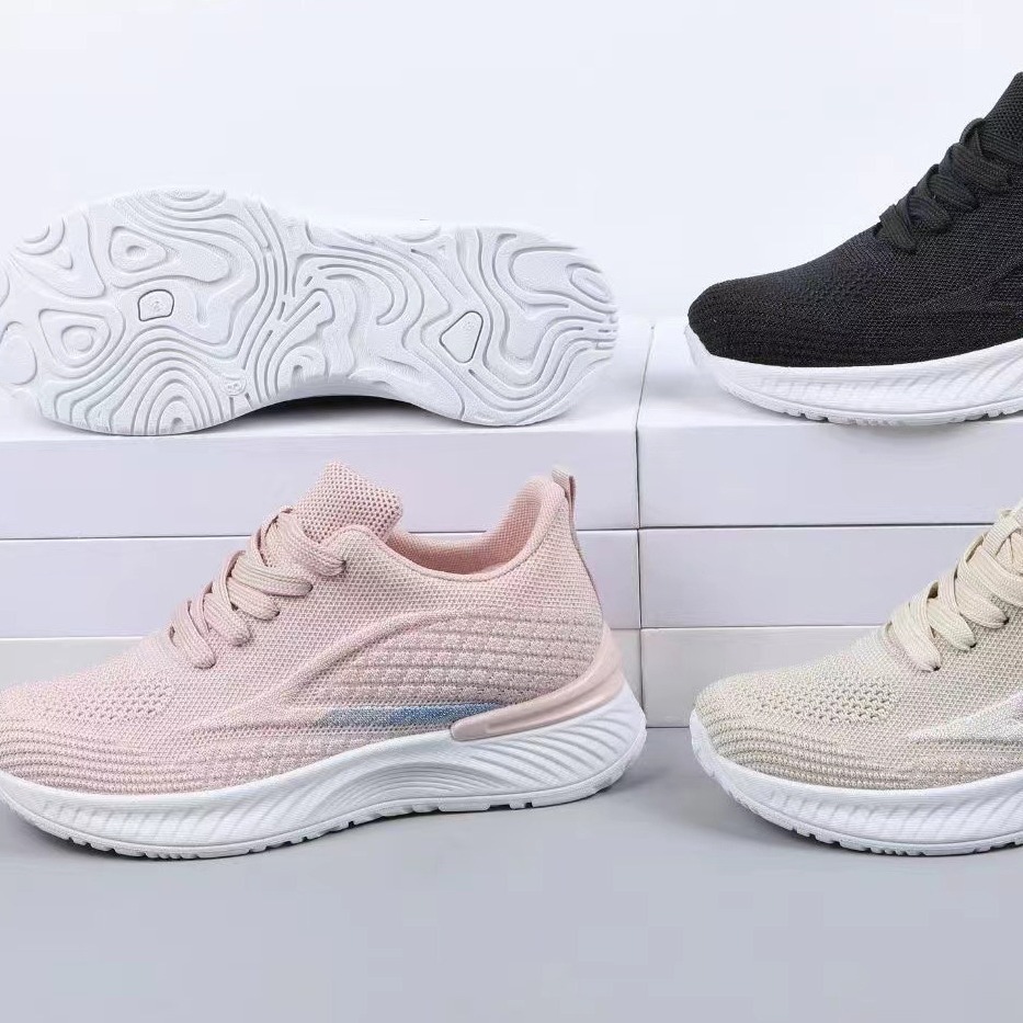 The new women's shoe factory customises the women's sports shoes, and the women's fashion shoes export cross-border.