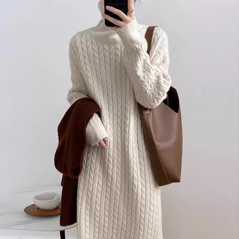 New Kayo, những cô gái trẻ của mùa thu và mùa đông, đã thiết kế những chiếc áo len dài.