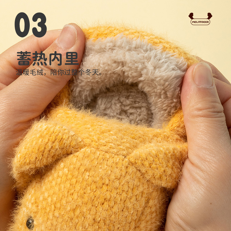 Những đứa trẻ quê nhà với bánh bông và đôi dép.