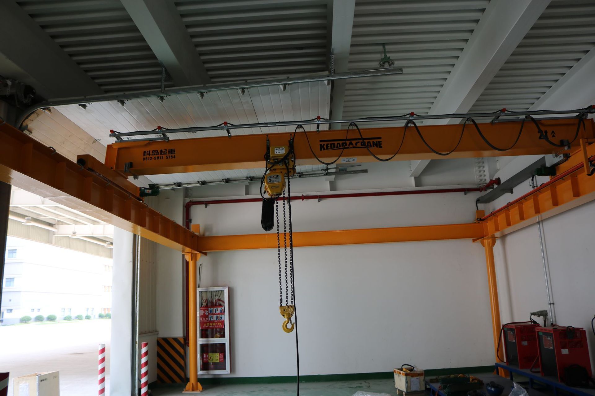 A 2T crane with a single beam, heavy load, structural form.