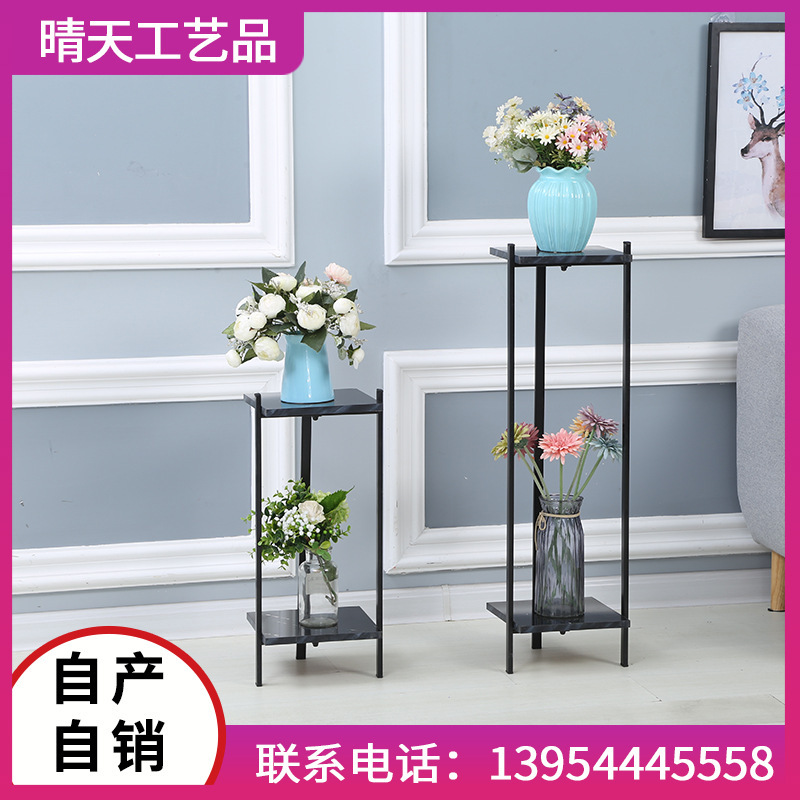 Một cái giá treo hoa bằng sắt, một kệ cây ở phía bắc, một phòng khách trang trí với một khung chậu hoa.