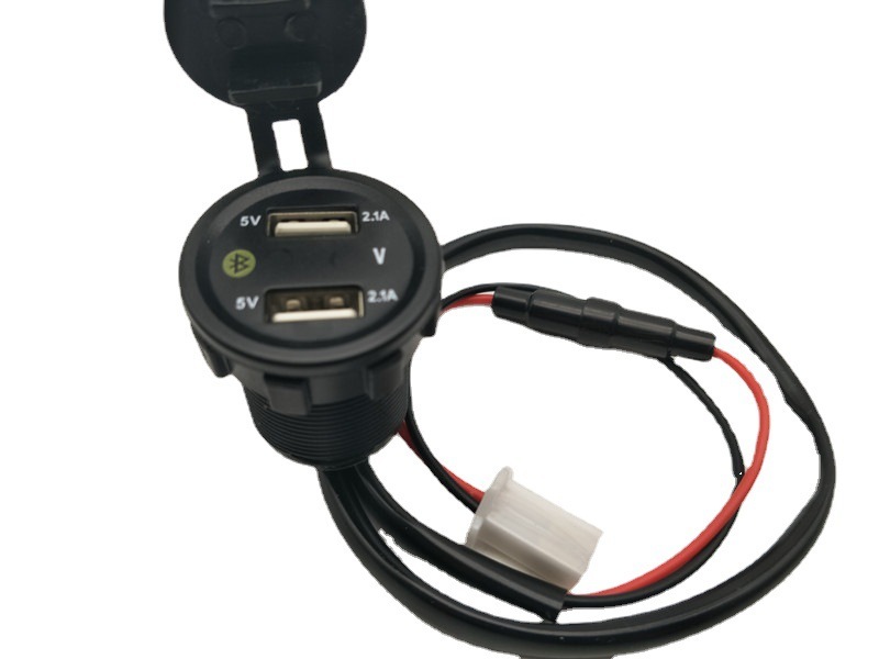 Chiếc McUllow Car Rover, GPS Locator, được nạp với điện thế USB kép.