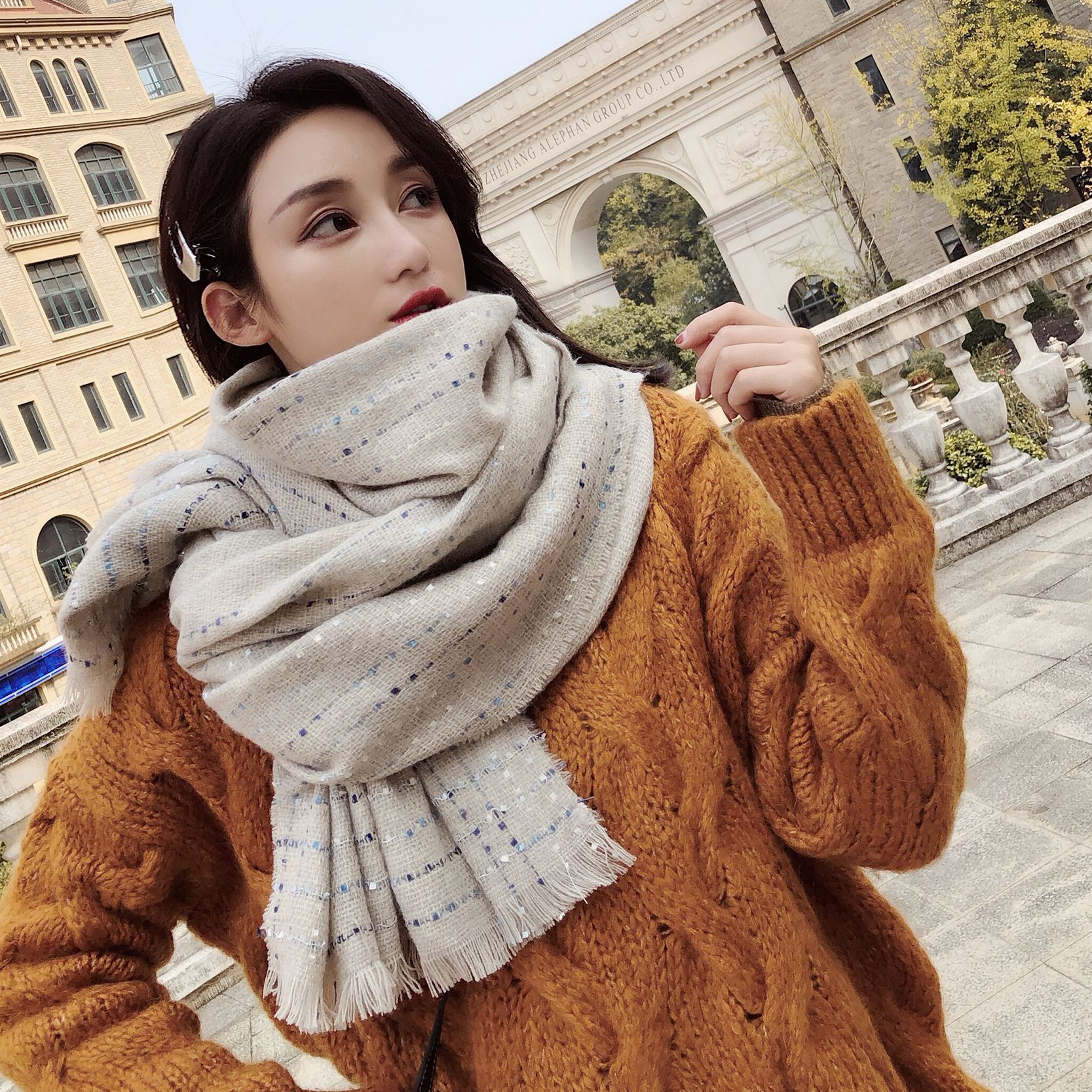 The factory's new velvet scarf pops a single-coloured shawl for Korean students to keep their autumn and winter shawls warm.