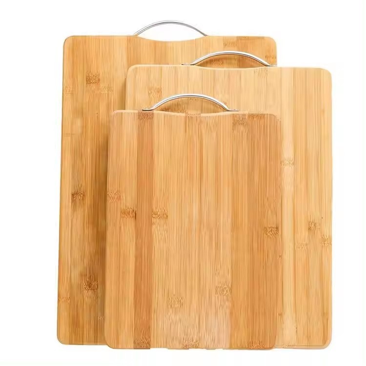 Nó được làm bởi một cái bàn ăn cá thu và một máy cắt trái cây dày.