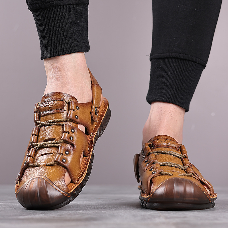 The new summer man's skin-skinned sandals are full of twirling, twirling holes in his sandals.