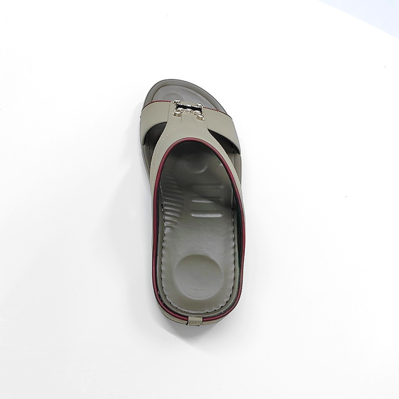 Foreign trade in Middle Eastern male slippers across the border with Vietnamese slippers.