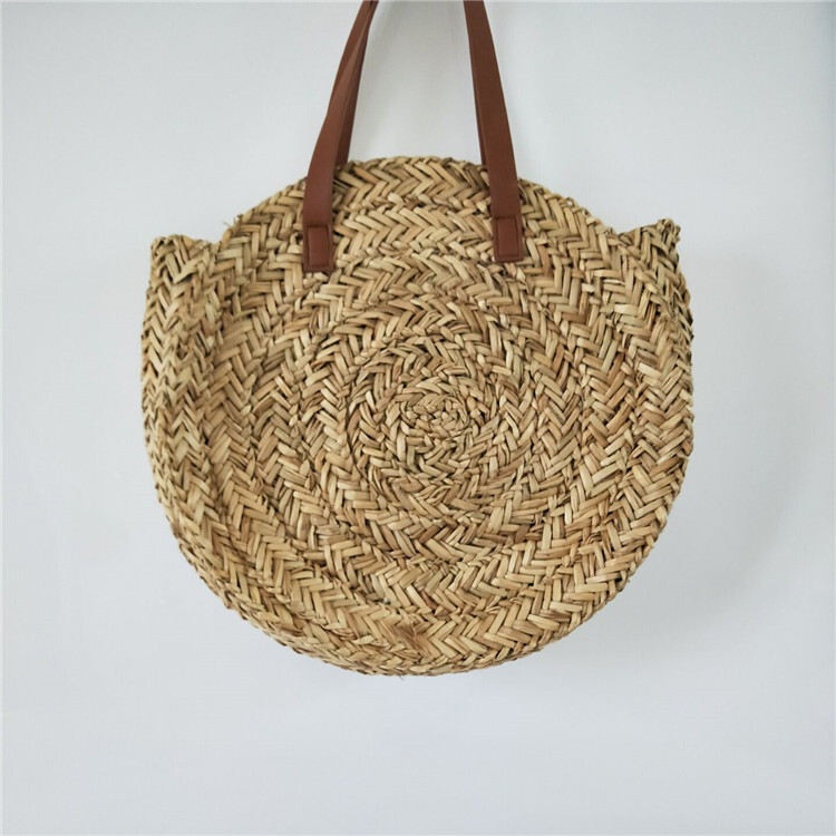 A new hand-made weed-making crochet bag with a single shoulder bag of bamboo.