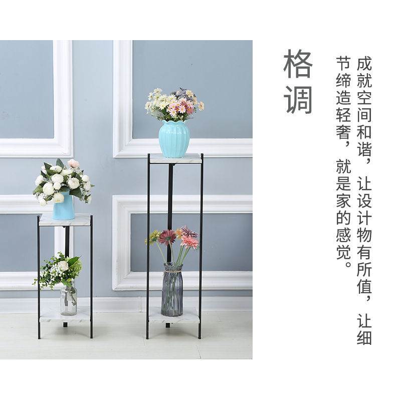 Một cái giá treo hoa bằng sắt, một kệ cây ở phía bắc, một phòng khách trang trí với một khung chậu hoa.