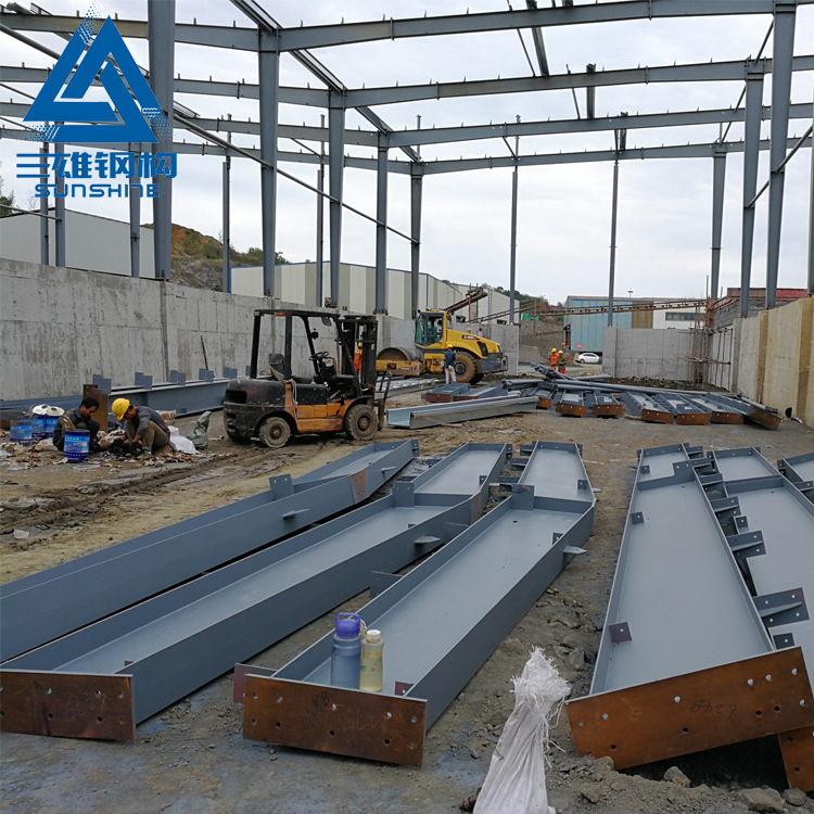 Construction of steel-weight steel structures at the plant ' s storage workshop