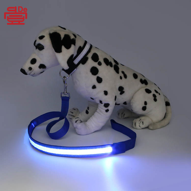 Chó đèn LED kéo dây, chó sợi dây kéo sợi dây, đèn LED con vật nuôi bị kéo, hàng cây.