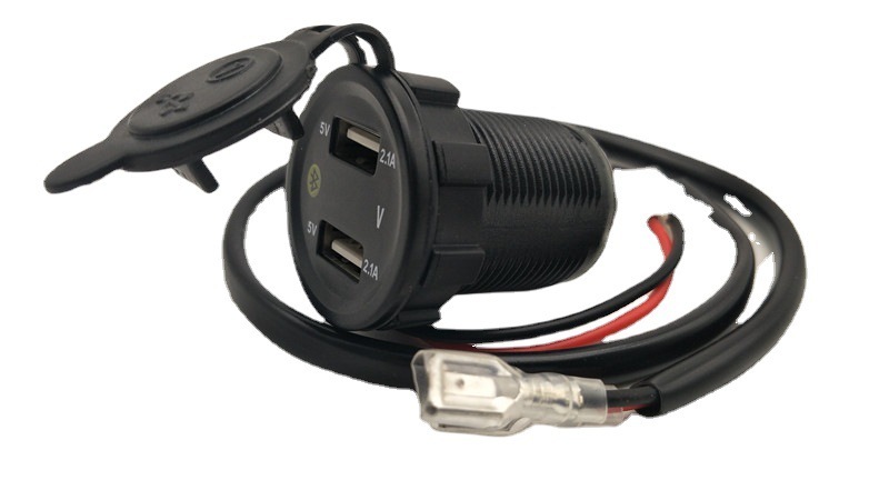 Chiếc McUllow Car Rover, GPS Locator, được nạp với điện thế USB kép.