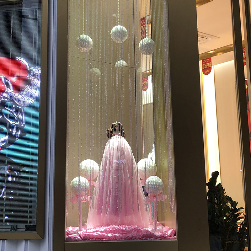 The National Day Jewellery's Window Decoration and the Red Romantic scenery is a very creative display.