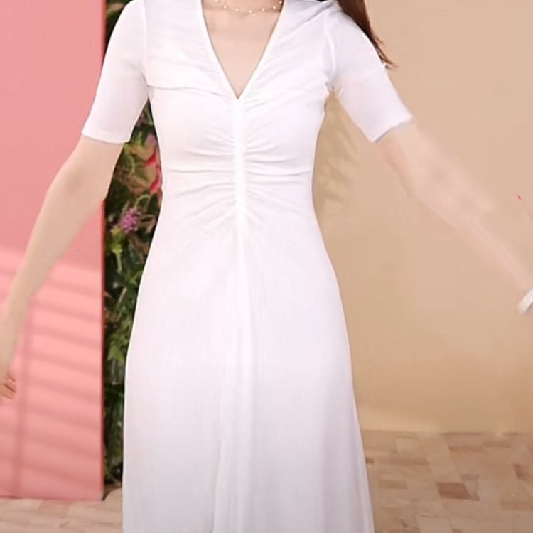Cô ta ốm yếu, gầy gò, gầy gò, gầy gò, gầy gò, gầy gò, quyến rũ.