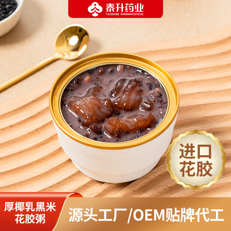 Nước sốt Porridge để làm đầy dạ dày bằng một bó hoa bạch cầu được đóng dấu bởi một phụ nữ mang thai có sữa dừa dày và sữa.