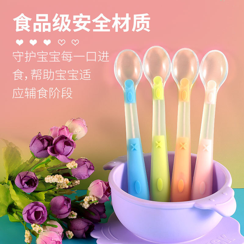 Đứa bé mới sinh đầy những cái thìa mềm silicone.