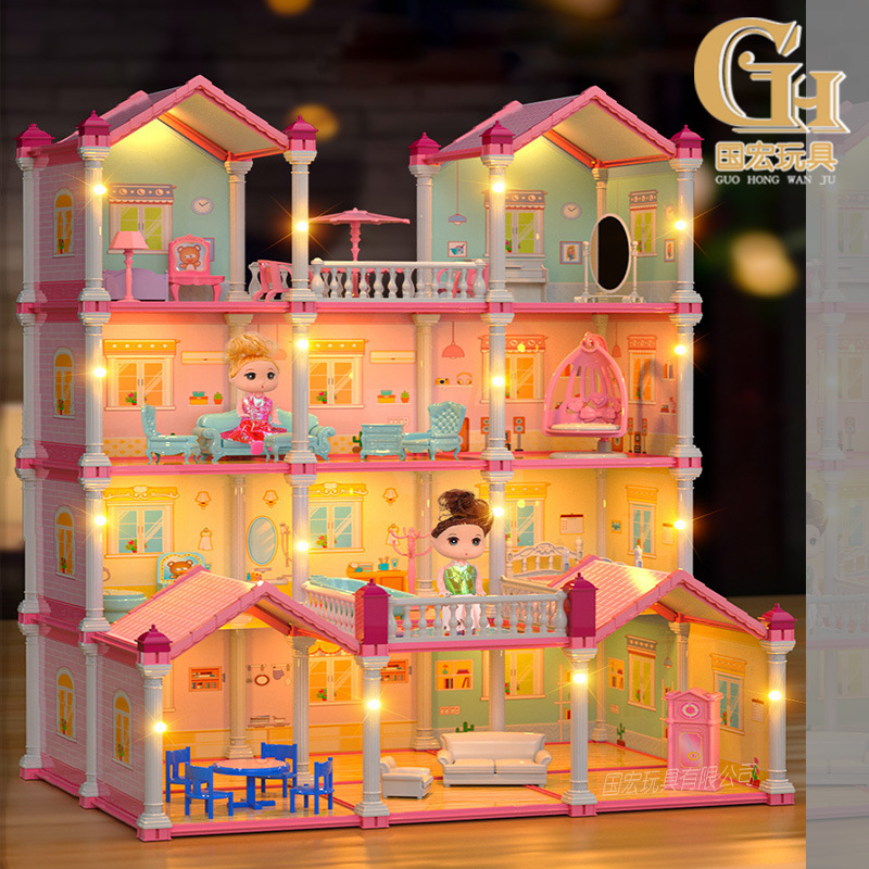Trẻ con bước qua ngôi nhà búp bê của công chúa, bắt chước đồ nội thất và đồ chơi, lắp ráp đồ chơi cho con gái.