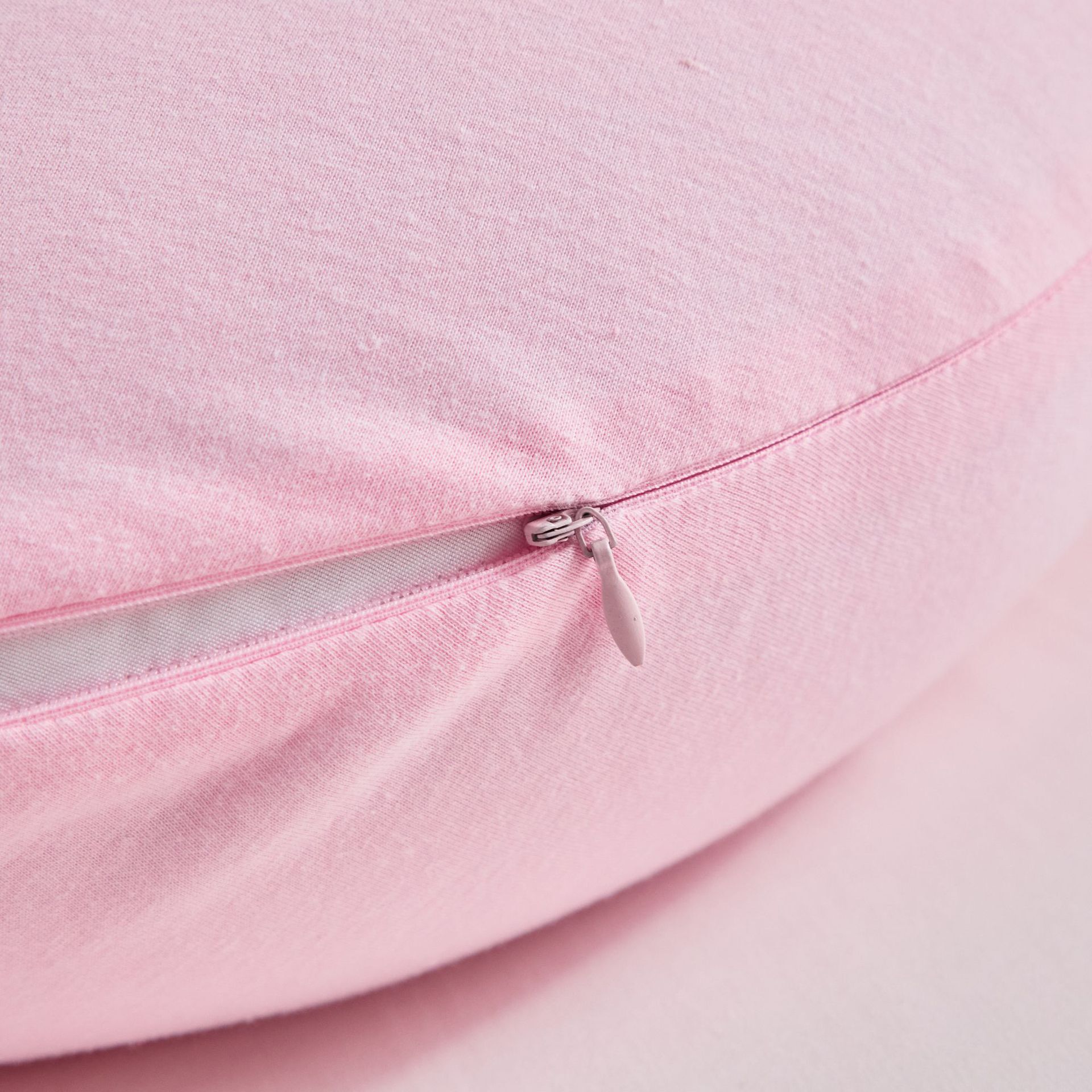 The Amazon pink J-type pregnant woman's pillow.