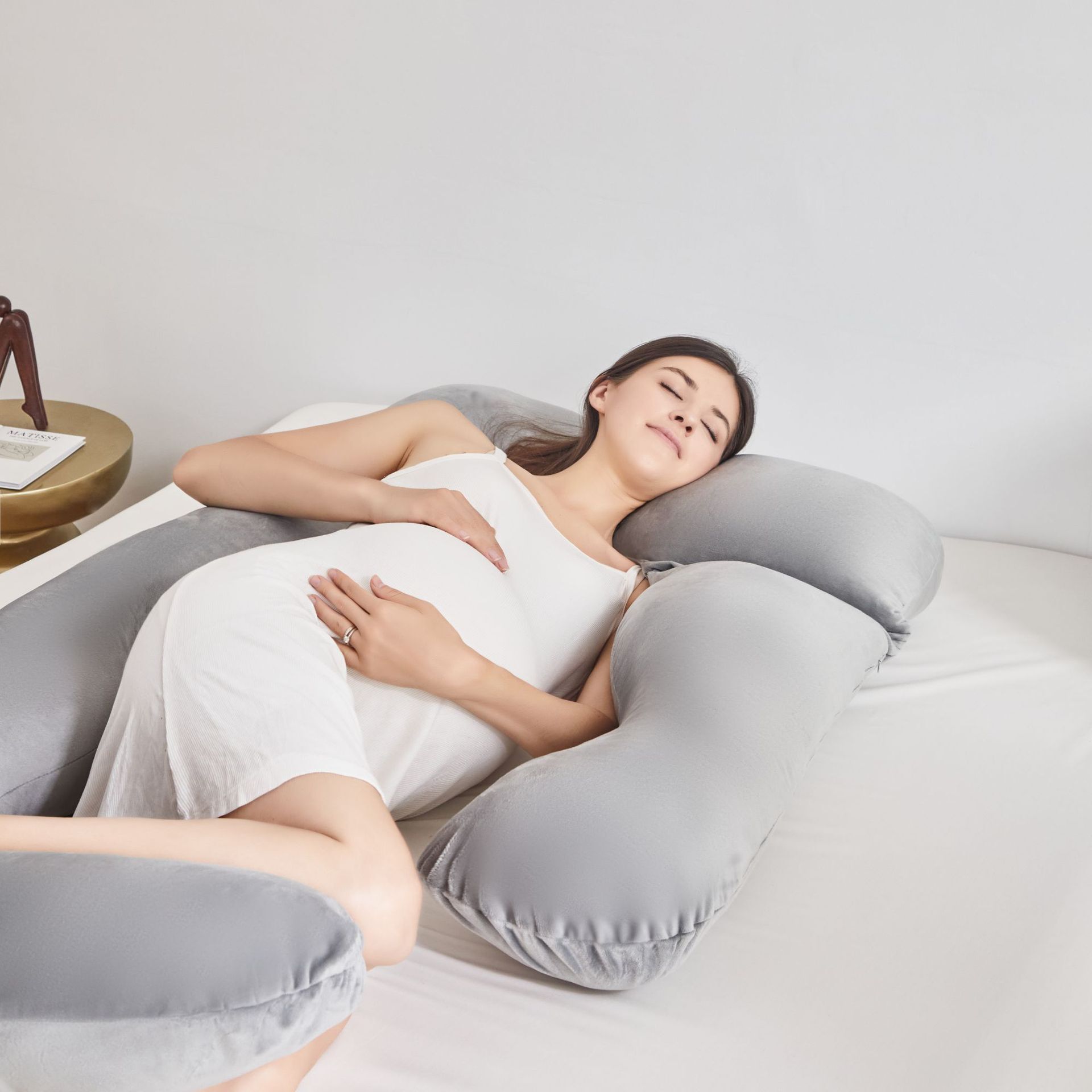 A large U-size pregnant woman's pillow can be removed from the side of the pregnant woman's waist so she can sleep under the back mattress.