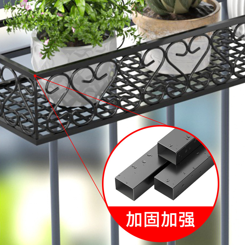 Một thanh cửa sổ được gắn bó bó với hoa sắt với một miếng thịt và một kệ hoa trong nhà.