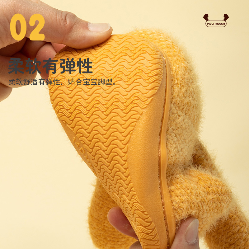 Những đứa trẻ quê nhà với bánh bông và đôi dép.