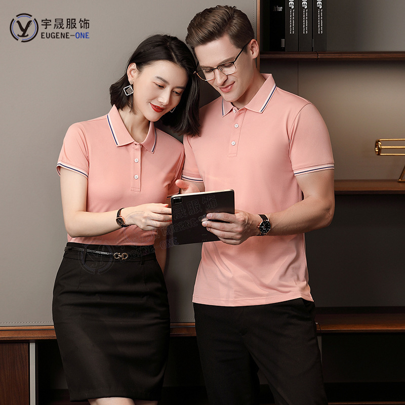 "Slo in của Logo trong bộ váy bán rong của một chiếc áo sơ mi quảng cáo và nhân viên áo phông"