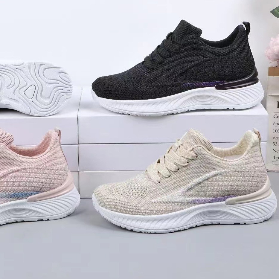 The new women's shoe factory customises the women's sports shoes, and the women's fashion shoes export cross-border.