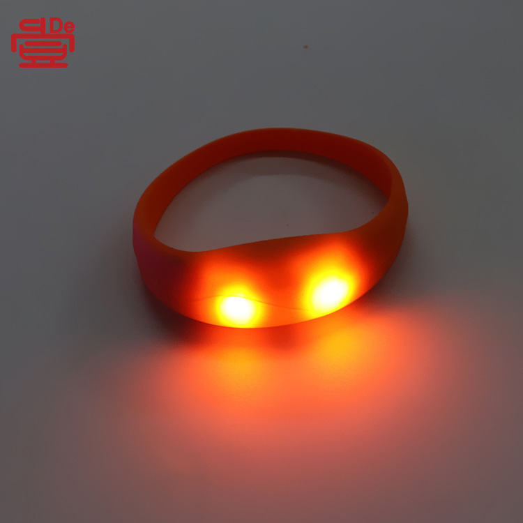 Vòng tay đèn LED sáng rực, vòng tay co giãn, vòng nhịp tim rung động, cổ tay đèn pha với hàng rào.
