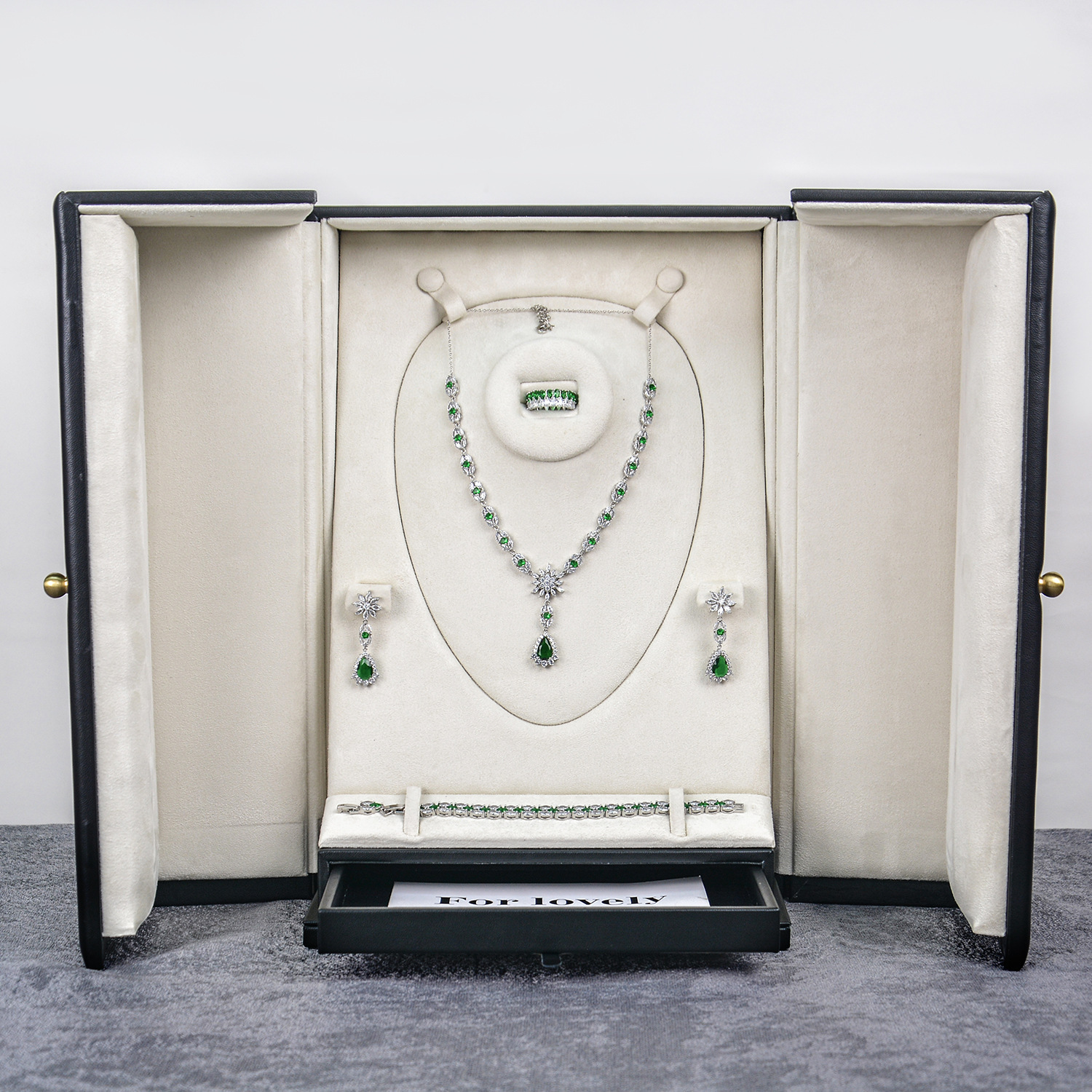 The factory customises a luxurious PU wood box with a necklace ring set of jewellery display boxes.