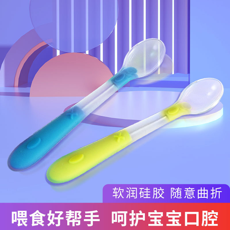 Đứa bé mới sinh đầy những cái thìa mềm silicone.