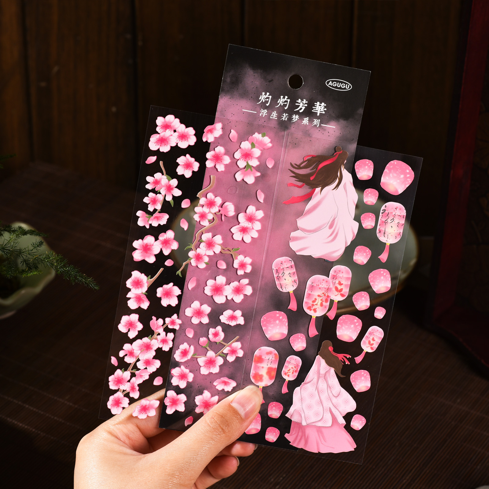 AGUUUU nổi như một con cá vàng và gấu trúc.