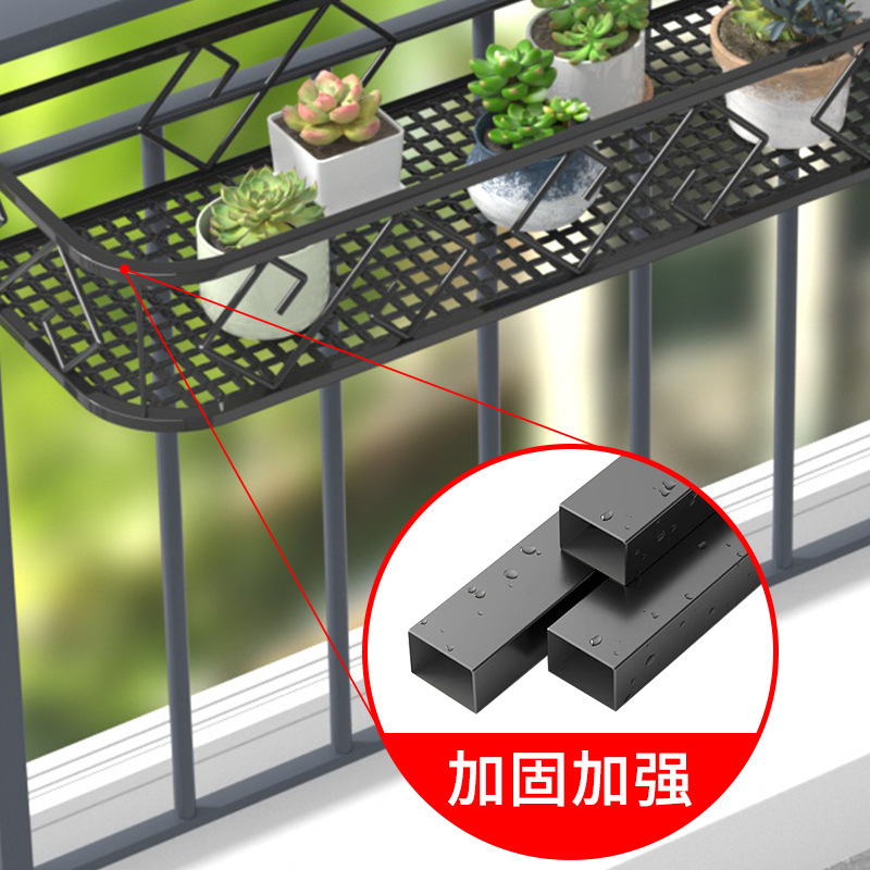 Các cửa sổ treo bên ngoài cửa sổ với một plating các bó hoa sắt nhiều đập lại trên ban công