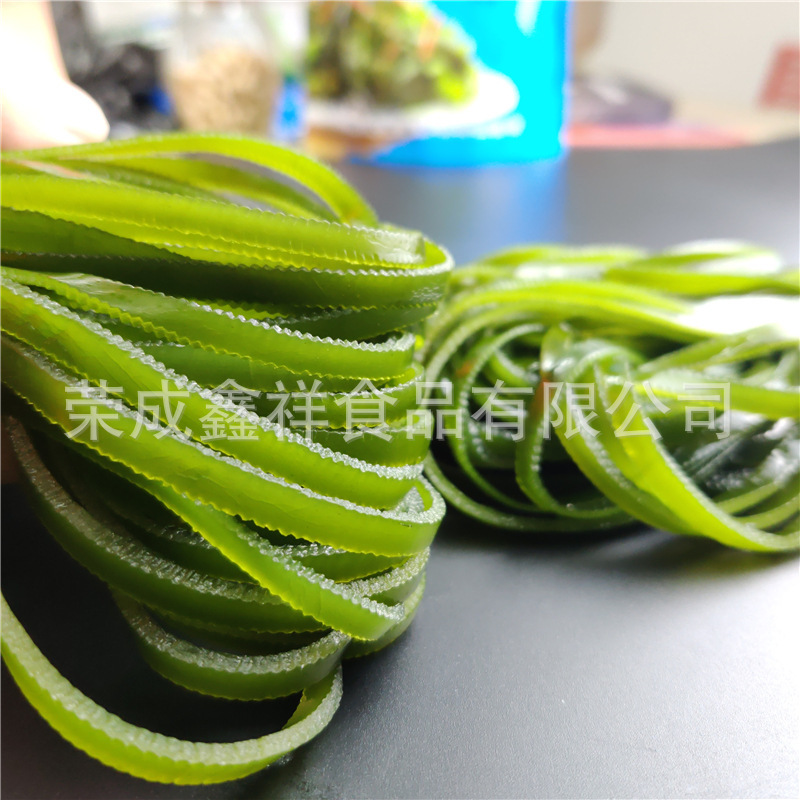 Cả một hộp rong biển muối nửa khô, cung cấp rong biển khô ở chợ, rong biển muối.