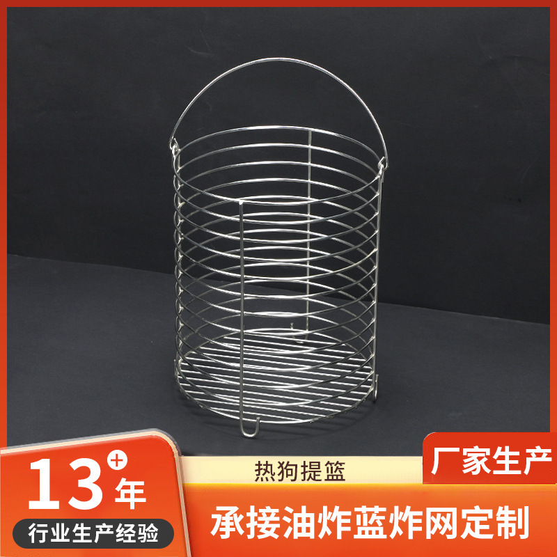 Xúc xích với khoai tây chiên và giỏ thức ăn Tây.