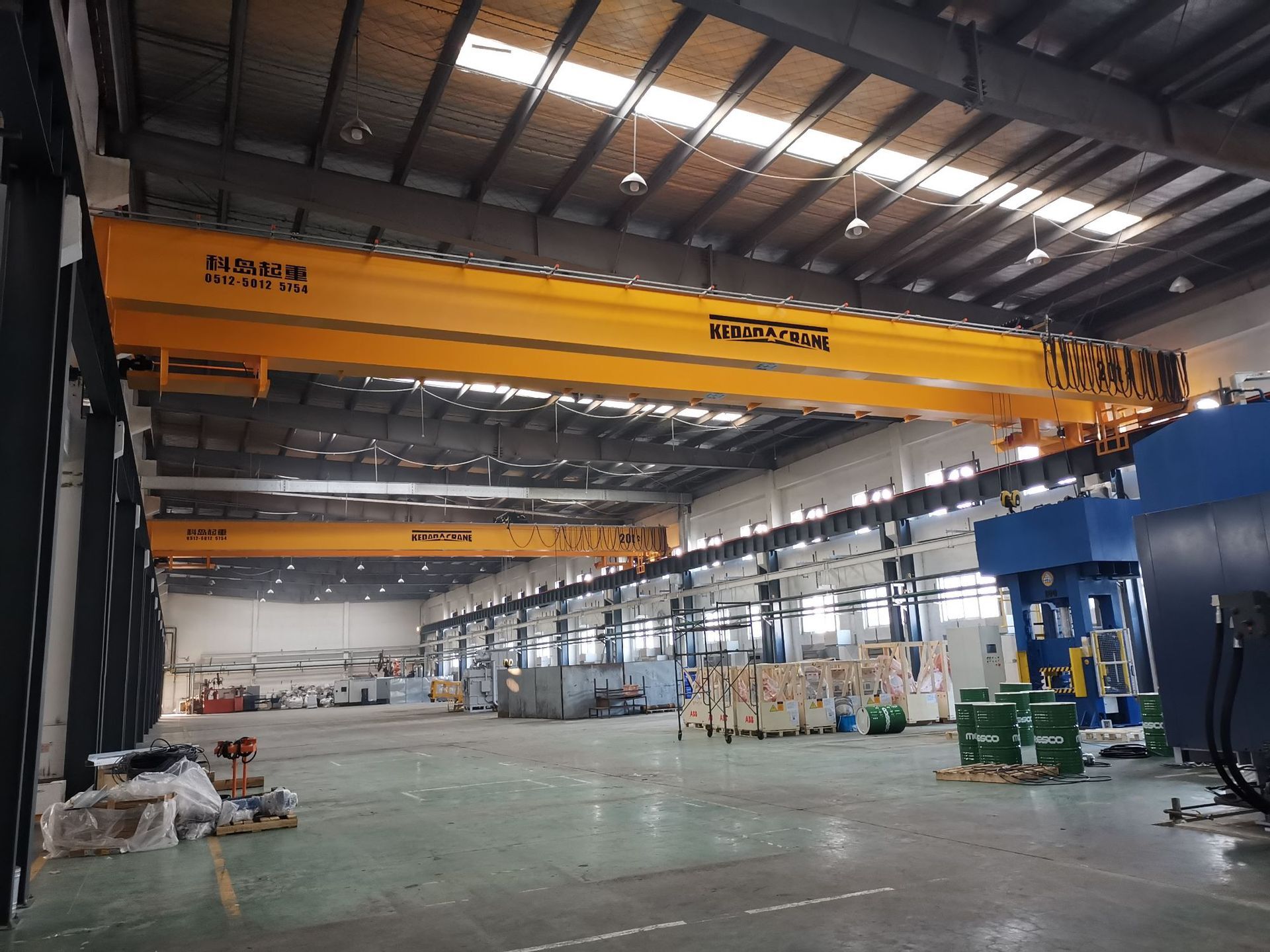 Cotternite double-barrel cranes, large-ton storage and lift equipment, hanging the sky.