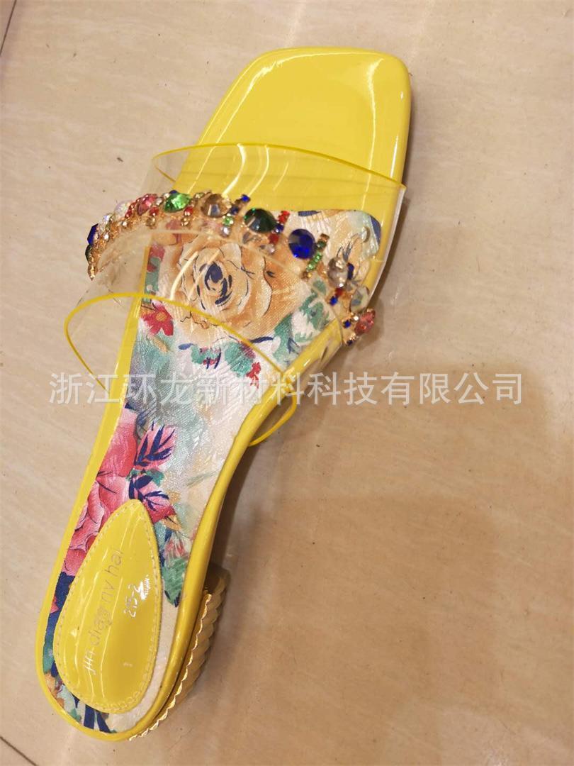 The Yiu factory supplies summer women's sandals, slippers, high heels, bright TPU shoes.