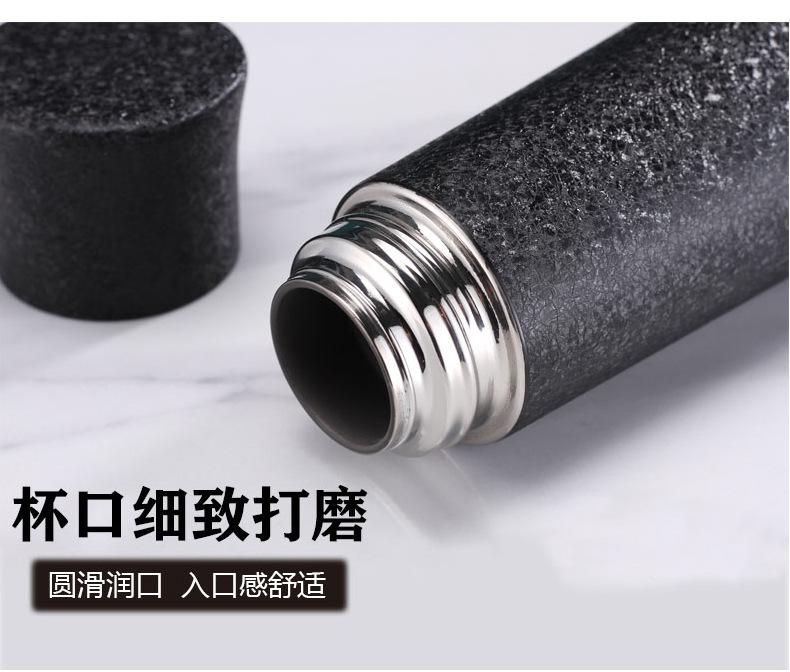 Nó được làm bằng một cái cốc quà tặng bằng xe hơi cho một nhà sản xuất bán hợp kim Titan.