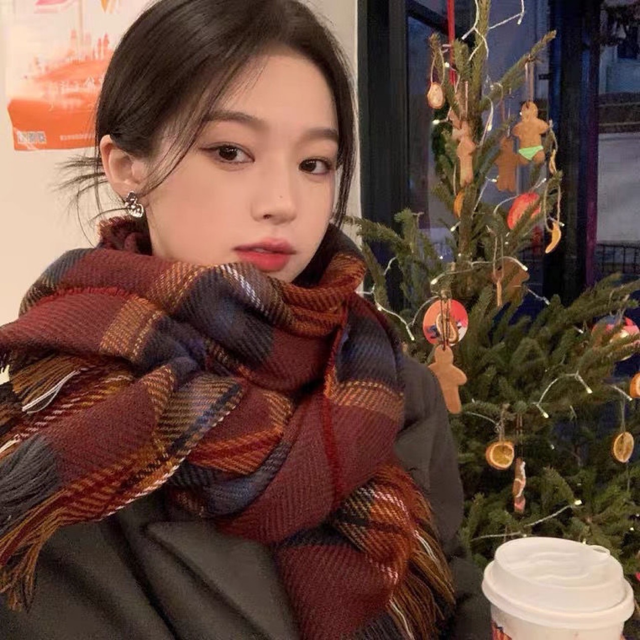 New Korea, 2022, with the extra-heavy-gauge scarf girl, warms up against the cold shawl-flowing Soug-sweeds for the winter.