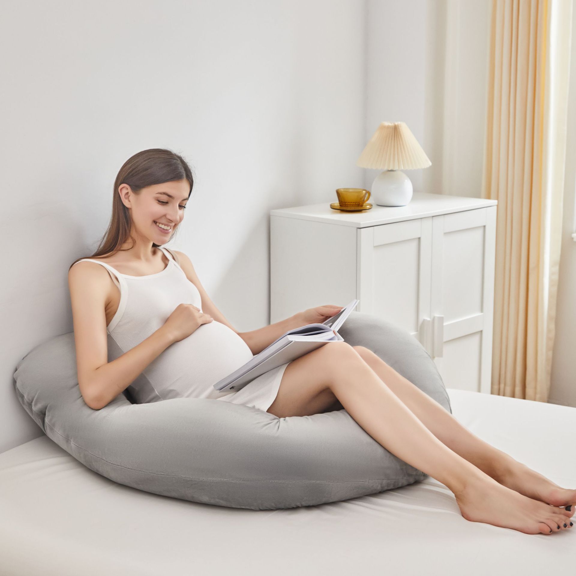 A large U-size pregnant woman's pillow can be removed from the side of the pregnant woman's waist so she can sleep under the back mattress.