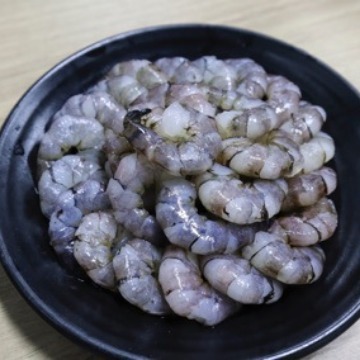 Một cân tôm hùm đen và lạnh để đi đến con tôm để phân phối hải sản.