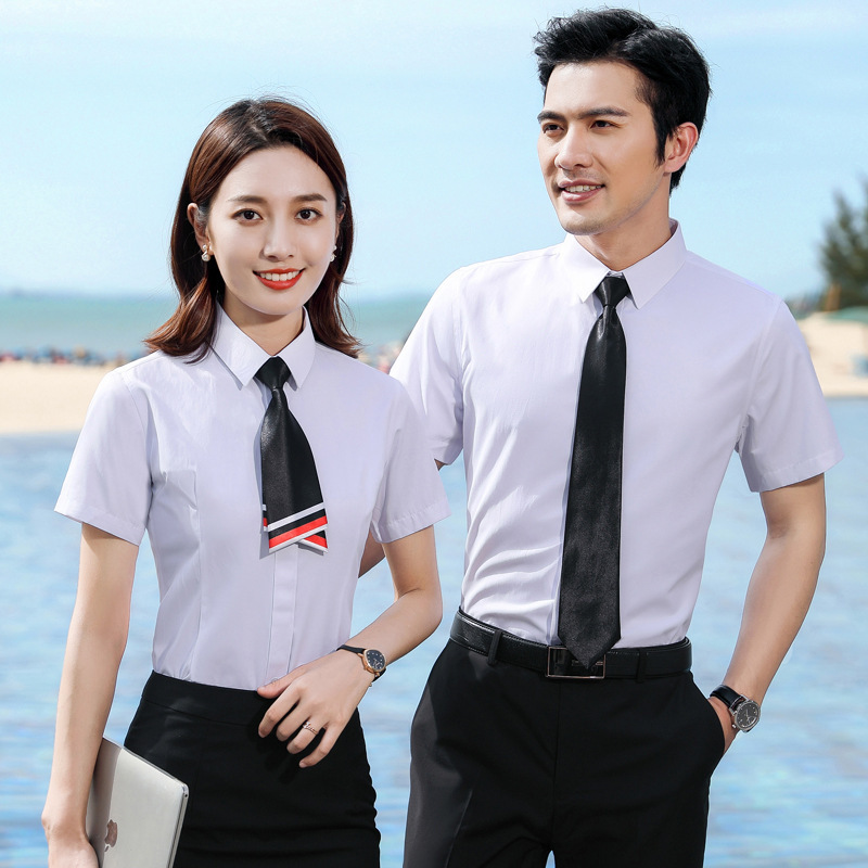 Đàn ông mùa hè với tay áo ngắn không có nếp nhăn, hàng hóa may cho phụ nữ mặc áo sơ mi trắng và áo sơ mi chuyên nghiệp.