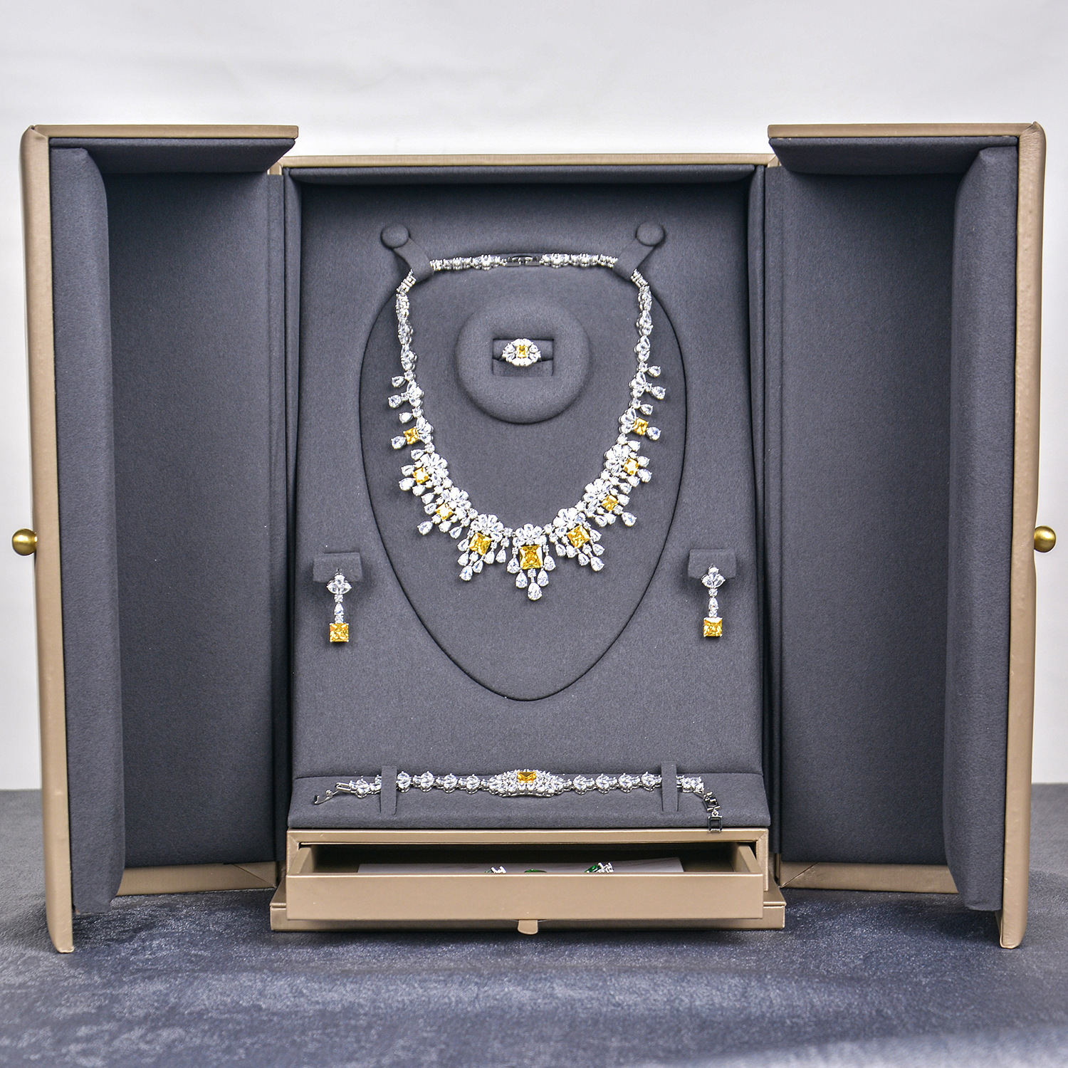 The factory customises a luxurious PU wood box with a necklace ring set of jewellery display boxes.