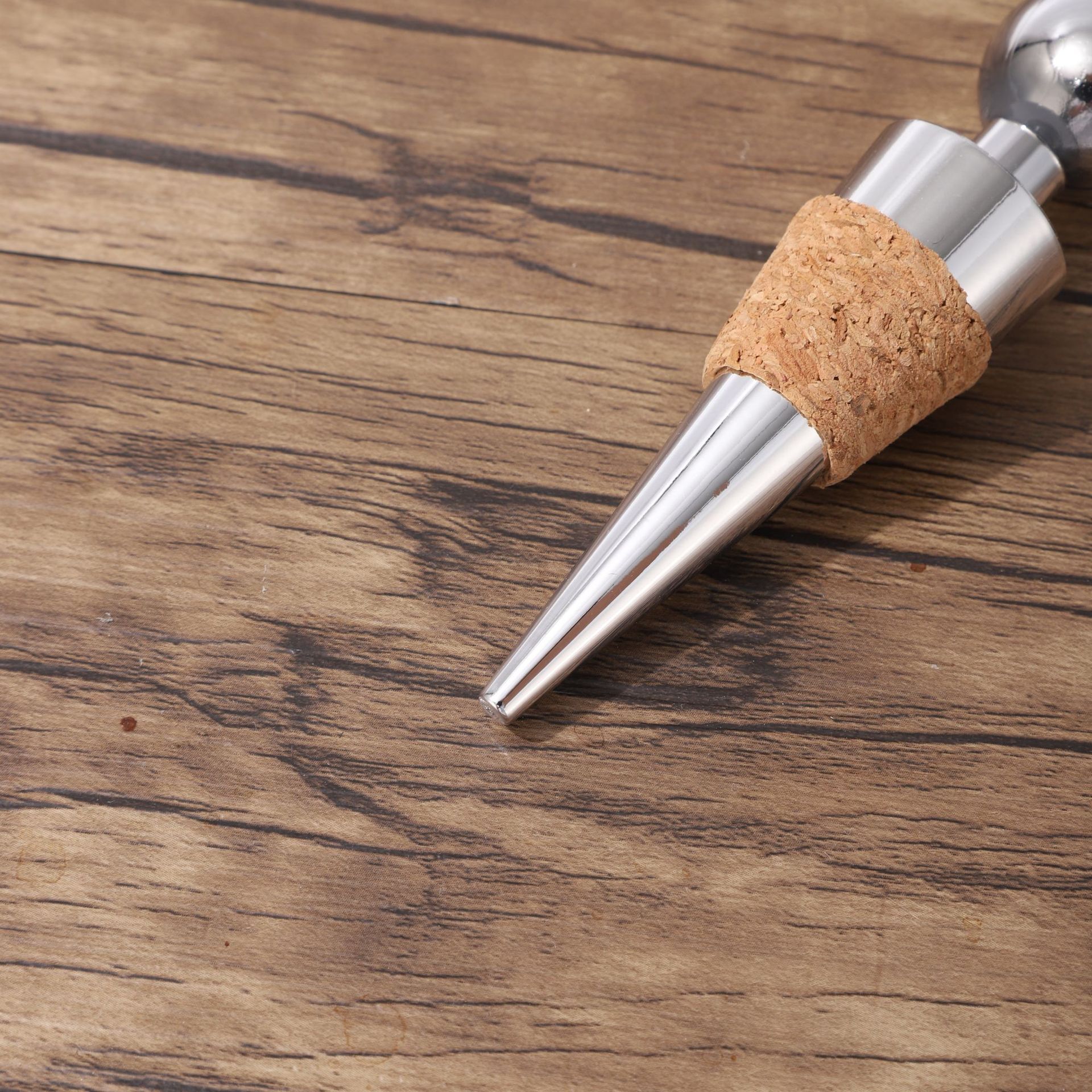 It's a simple, sealed wine bottle, wine wine and wine piston.