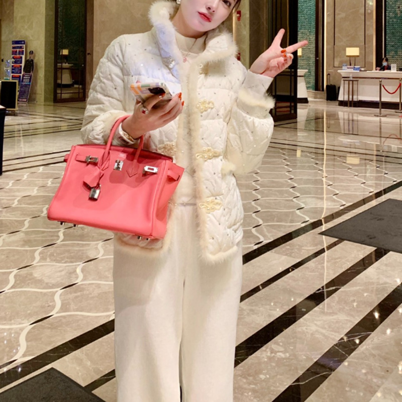 ♪ Một người phụ nữ trong bộ váy ấm áp