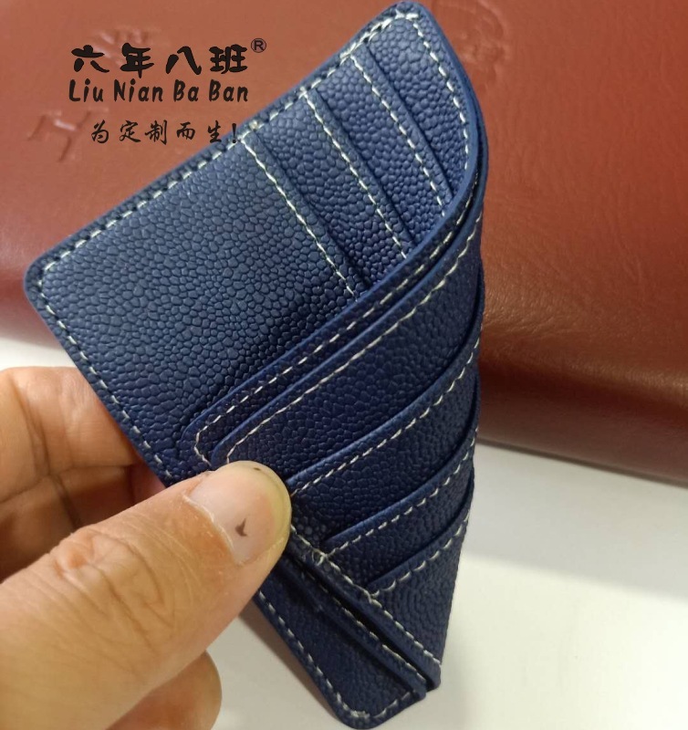 Nhà sản xuất bán thẻ bài đặt trên thẻ logo và nhận được một gói đa màu, nhiều thẻ.