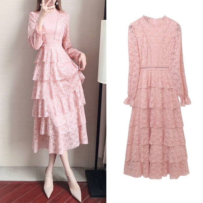 Chiếc váy cho thấy một chiếc bánh hoa cúc mỏng, duyên dáng dài, duyên dáng dài, bóng loáng.