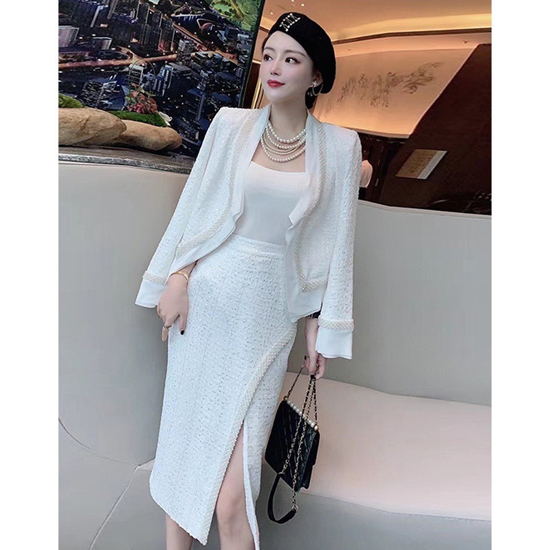 Hai bộ quần áo màu đỏ nóng tính cho hương thơm trẻ.