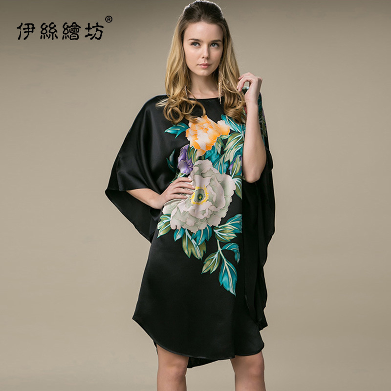 Một chiếc váy lụa mới năm 2014, một chiếc váy ngủ cho một phụ nữ trung niên, một cửa hàng đồ nghệ thuật.