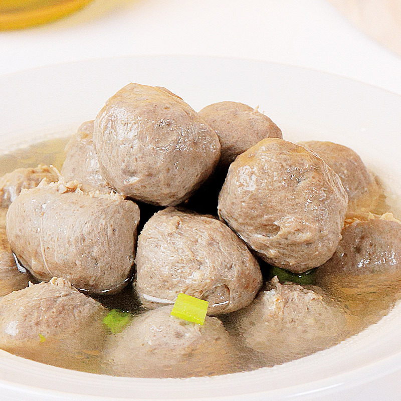 Chuyên ngành về hoàng hôn của nhà máy 250g làm một cái chảo nóng, một quả bóng thịt bò nóng, một cái chảo thịt bò nướng.