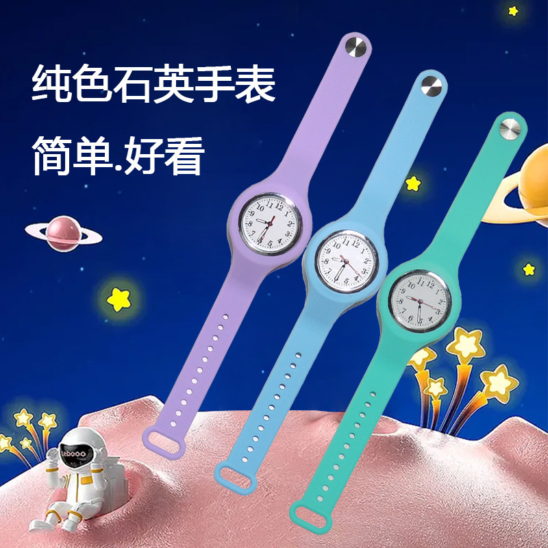 Một thợ điện với một món quà từ một sinh viên với đồng hồ đeo tay nhiều màu.