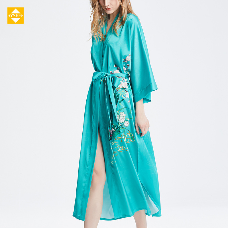 Cổ có một cái áo đẹp, mát lạnh, dài, lụa cho mùa hè.